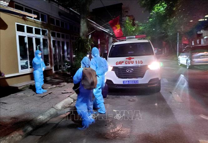 Trong ảnh: Các trường hợp F1 đã được các lực lượng chức năng đưa đến khu cách ly ngay trong đêm. Ảnh: An Đăng - TTXVN
