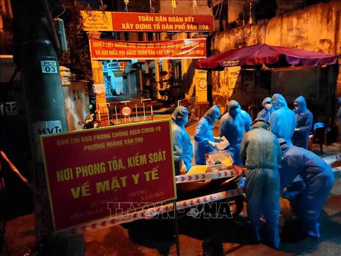 Trong ảnh: Ngay trong đêm, lực lượng y tế phối hợp với các đơn vị liên quan đến phong tỏa lấy mẫu tiến hành xét nghiệm của các công dân tại ngõ 10 Phan Chu Trinh, phường Hoàng Văn Thụ, quận Hồng Bàng, thành phố Hải Phòng. Ảnh: An Đăng - TTXVN