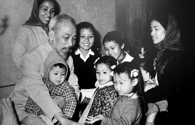 Trong ảnh: Bác Hồ ân cần thăm hỏi thiếu nhi xã Tam Sơn, huyện Tiên Sơn (tỉnh Hà Bắc cũ) trong dịp về thăm và chúc Tết đồng bào tại đây, ngày 9/2/1967. Ảnh: Tư liệu/TTXVN phát