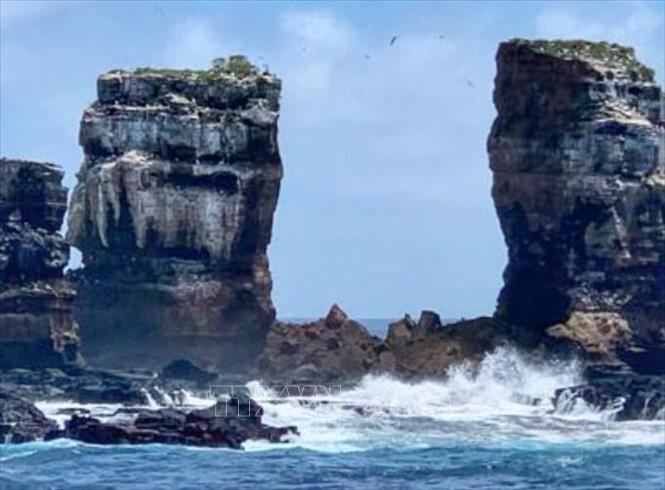 Trong ảnh:  Hình ảnh vòm đá Darwin's Arch  sụp đổ do bị xói mòn chỉ còn lại hai cột chống bằng đá . Ảnh: TWITTER/TTXVN