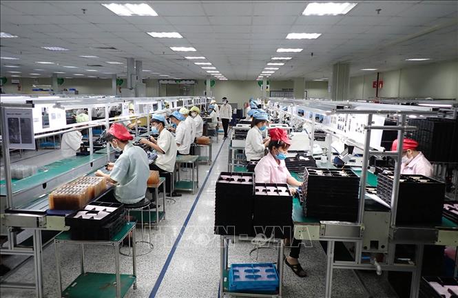 Trong ảnh: Công nhân Công ty TNHH Handanbi Vina lắp ráp linh kiện điện thoại tại KCN Điềm Thụy, tỉnh Thái Nguyên. Ảnh: Anh Tuấn - TTXVN