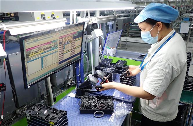Trong ảnh: Công nhân Công ty TNHH Handanbi Vina lắp ráp linh kiện điện thoại tại KCN Điềm Thụy, tỉnh Thái Nguyên. Ảnh: Anh Tuấn - TTXVN