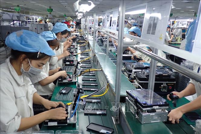 Trong ảnh: Công nhân Công ty TNHH Handanbi Vina lắp ráp linh kiện điện thoại tại KCN Điềm Thụy, tỉnh Thái Nguyên. Ảnh: Anh Tuấn - TTXVN