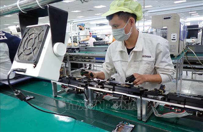 Trong ảnh: Công nhân Công ty TNHH Handanbi Vina lắp ráp linh kiện điện thoại tại KCN Điềm Thụy, tỉnh Thái Nguyên. Ảnh: Anh Tuấn - TTXVN