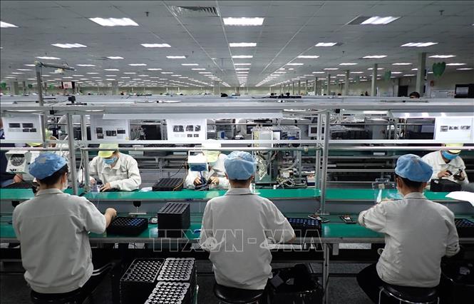 Trong ảnh: Công nhân Công ty TNHH Handanbi Vina lắp ráp linh kiện điện thoại tại KCN Điềm Thụy, tỉnh Thái Nguyên. Ảnh: Anh Tuấn - TTXVN