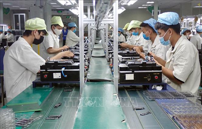 Trong ảnh: Công nhân Công ty TNHH Handanbi Vina lắp ráp linh kiện điện thoại tại KCN Điềm Thụy, tỉnh Thái Nguyên. Ảnh: Anh Tuấn - TTXVN