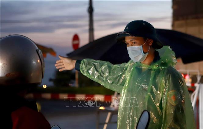 Trong ảnh: Một chủ phương tiện không được phép qua chốt kiểm soát dịch bệnh COVID -19 tại chốt kiểm soát ở địa điểm Trạm thu phí quốc lộ 2 qua huyện Bình Xuyên. Ảnh: Hoàng Hùng- TTXVN 