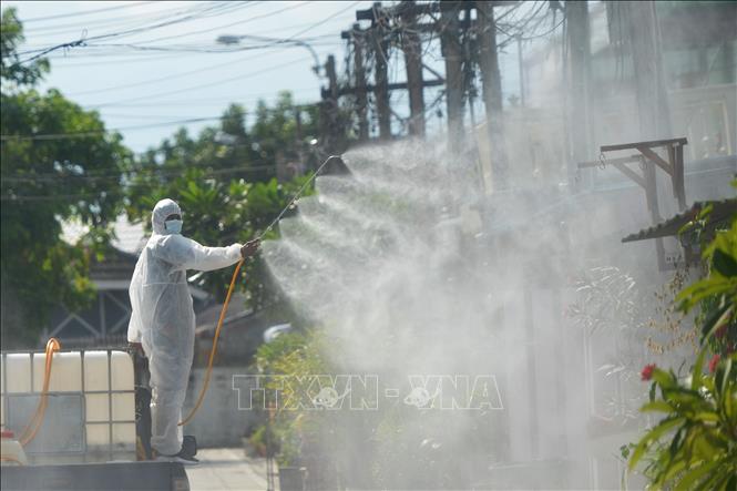 Trong ảnh: Nhân viên y tế khử khuẩn khu vực cộng đồng dân cư sinh sống ở Bangkok, Thái Lan nhằm ngăn dịch COVID-19 lây lan, ngày 15/5/2021. Ảnh: THX/TTXVN