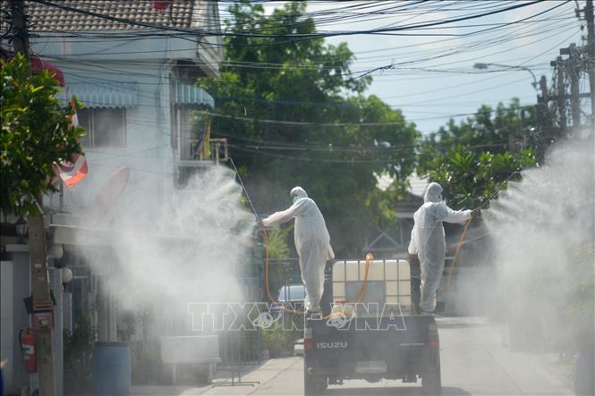 Trong ảnh: Nhân viên y tế khử khuẩn khu vực cộng đồng dân cư sinh sống ở Bangkok, Thái Lan nhằm ngăn dịch COVID-19 lây lan, ngày 15/5/2021. Ảnh: THX/TTXVN