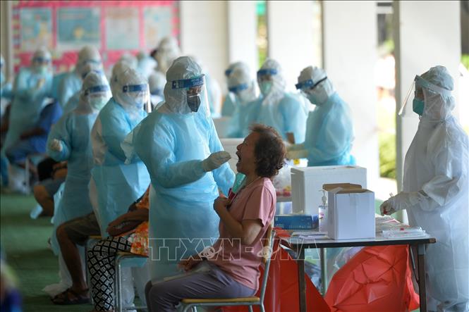Trong ảnh: Nhân viên y tế khử lấy mẫu xét nghiệm COVID-19 cho người dân ở Bangkok, Thái Lan ngày 13/5/2021. Ảnh: THX/TTXVN