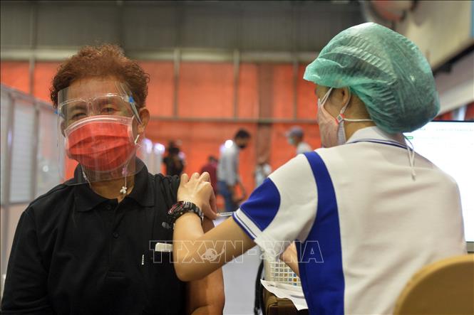 Trong ảnh: Nhân viên y tế tiêm vaccine phòng COVID-19 cho người dân ở Bangkok, Thái Lan ngày 12/5/2021. Ảnh: THX/TTXVN