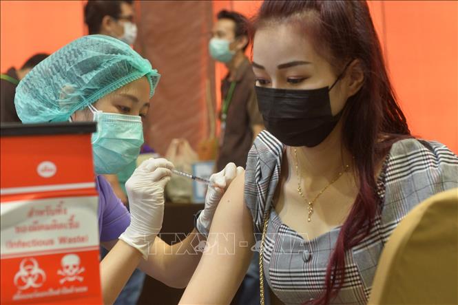 Trong ảnh: Nhân viên y tế tiêm vaccine phòng COVID-19 cho người dân ở Bangkok, Thái Lan ngày 12/5/2021. Ảnh: THX/TTXVN