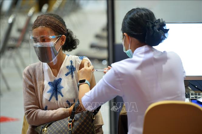 Trong ảnh: Nhân viên y tế tiêm vaccine phòng dịch COVID-19 cho người dân tại Bangkok, Thái Lan ngày 12/5/2021. Ảnh: THX/TTXVN