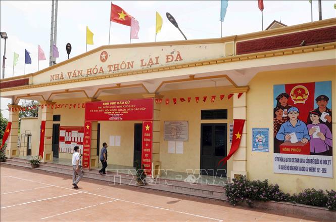 Trong ảnh: Khu vực bỏ phiếu số 4, thôn Lại Đà, xã Đông Hội, huyện Đông Anh, Hà Nội chuẩn bị sẵn sàng cho ngày bầu cử. Ảnh: Trần Việt - TTXVN