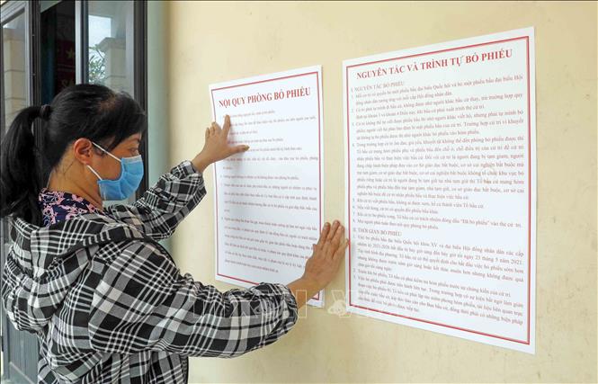 Trong ảnh: Cán bộ tổ bầu cử với công việc cuối cùng tại khu vực bỏ phiếu số 1, xã Đông Hội, huyện Đông Anh, Hà Nội. Ảnh: Trần Việt - TTXVN