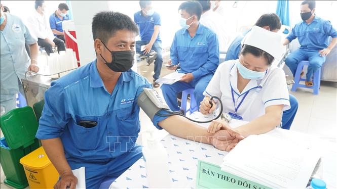 Nhân viên Bưu điện tỉnh được kiểm tra sức khỏe sau khi tiêm vắc xin COVID-19. Ảnh: Thanh Tân - TTXVN