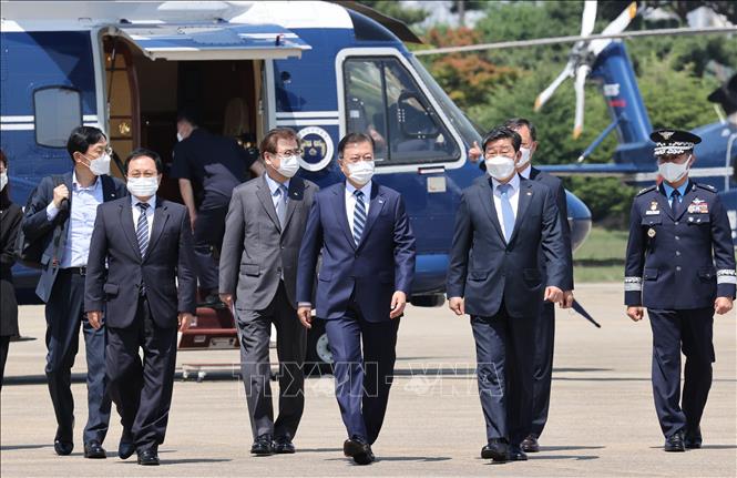 Trong ảnh:  Tổng thống Hàn Quốc Moon Jae-in tới căn cứ không quân ở phía nam Seoul, bắt đầu chuyến thăm Mỹ ngày 19/5/2021. Ảnh: YONHAP/TTXVN
