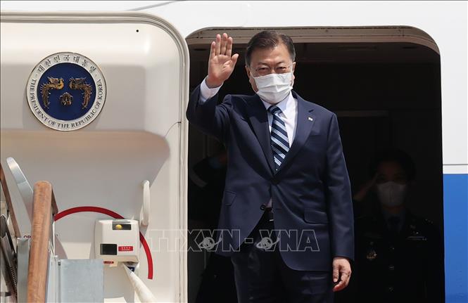 Trong ảnh:  Tổng thống Hàn Quốc Moon Jae-in lên máy bay bắt đầu chuyến thăm Mỹ ngày 19/5/2021. Ảnh: YONHAP/TTXVN