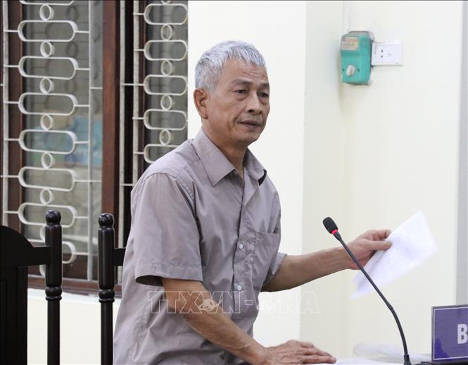 Trong ảnh: Nguyên đơn Nguyễn Huy Thành trình bày trước Tòa. Ảnh: Kim Anh - TTXVN