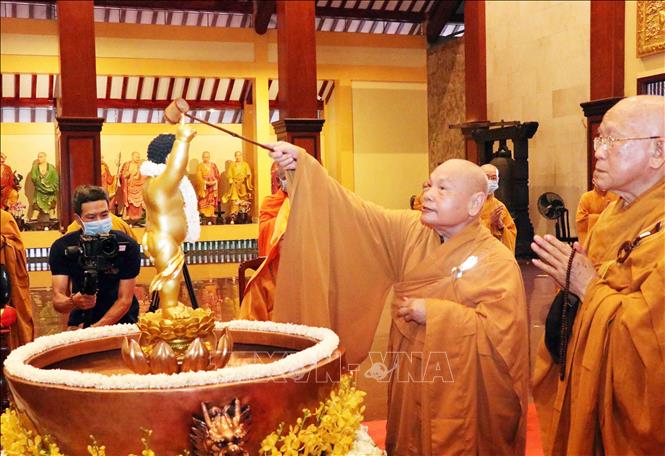 Photo: Most Venerable Thich Thien Nhon, Chairman of the Vietnam Buddhist Sangha’s Executive Council performs the Buddhist bath rite at the ceremony. VNA Photo: Xuân Khu
