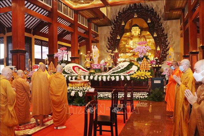Photo: Most Venerable Thich Tri Quang, head of the the Vietnam Buddhist Sangha in Ho Chi Minh City chairs the ceremony. VNA Photo: Xuân Khu