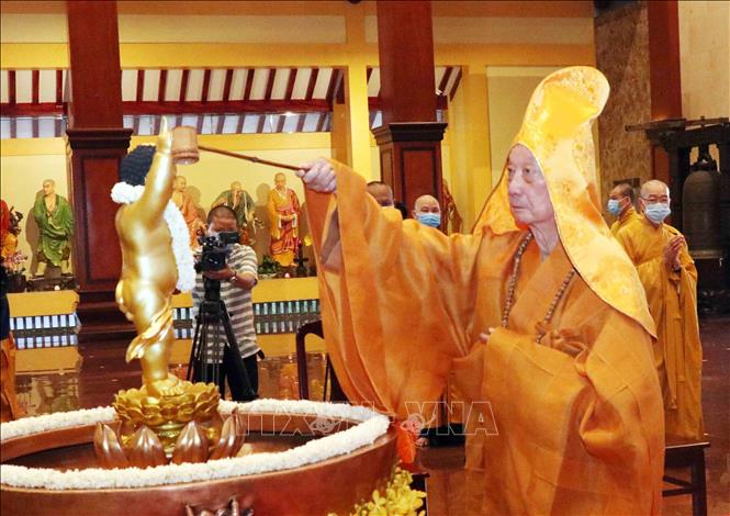 Photo: Most Venerable Thich Tri Quang, head of the the Vietnam Buddhist Sangha in Ho Chi  Minh City performs the Buddhist bath rite at the ceremony. VNA Photo: Xuân Khu