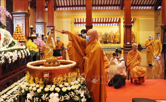 Photo: Monks and nuns perform the Buddhist bath rite at the ceremony. VNA Photo: Xuân Khu