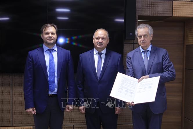 Trong ảnh: Phó Thống đốc Nikolay Bodarenko với các đại biểu tại lễ ký biên bản ghi nhớ giữa Thành đoàn Tp. Hồ Chí Minh và Ủy ban về Chính sách Thanh niên và Quan hệ với các Tổ chức Phi chính phủ Tp. Saint Petersburg. Ảnh: Trần Hiếu - PV TTXVN tại Liên bang Nga
