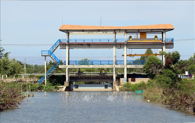 Trong ảnh: Cống thủy lợi Tà Lức trên đê biển thuộc địa bàn xã Lình Huỳnh, huyện Hòn Đất giúp ngăn mặn, giữ ngọt, điều tiết nguồn nước phục vụ sản xuất. Ảnh: Lê Huy Hải - TTXVN