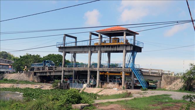 Trong ảnh: Cống thủy lợi Hòn Quéo trên đê biển, thuộc địa bàn xã Thổ Sơn, huyện Hòn Đất giúp ngăn mặn, giữ ngọt, điều tiết nguồn nước phục vụ sản xuất. Ảnh: Lê Huy Hải - TTXVN