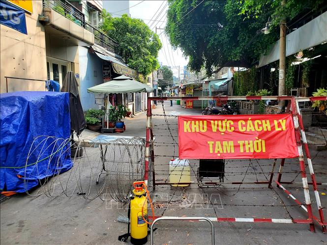 Trong ảnh: Một phần hẻm 954 Quang Trung bị phong tỏa có 42 hộ, 232 nhân khẩu. Ảnh: Thành Chung - TTXVN