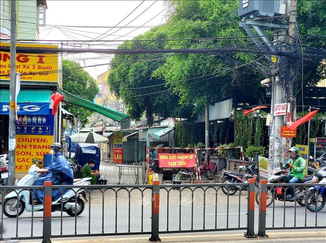 Trong ảnh: Cơ quan chức năng đã phong tỏa hẻm 954 Quang Trung (Phường 8, quận Gò Vấp) để thực hiện công tác phòng, chống dịch. Ảnh: Thành Chung - TTXVN