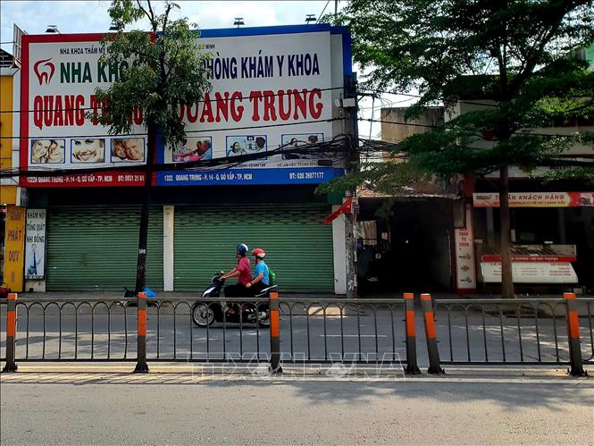 Trong ảnh: Phòng khám Y Khoa Quang Trung (địa chỉ 1322 Quang Trung, Phường 14, quận Gò Vấp) bị Sở Y tế Thành phố đình chỉ hoạt động để xác minh, điều tra các vi phạm trong quá trình tiếp nhận, sàng lọc, cách ly, điều trị ca bệnh nghi nhiễm SARS-CoV-2. Ảnh: Thành Chung - TTXVN
