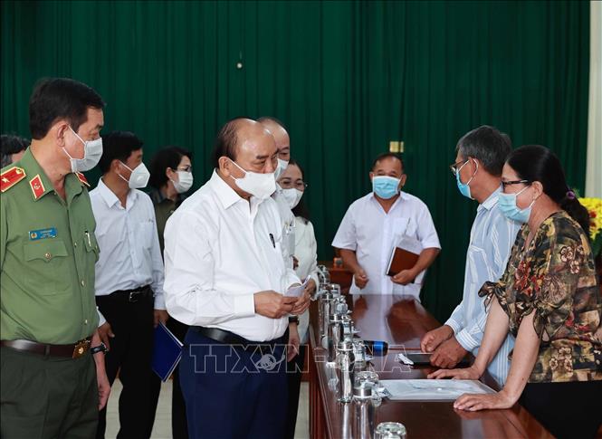 Chủ tịch nước Nguyễn Xuân Phúc đối thoại với đại diện một ...