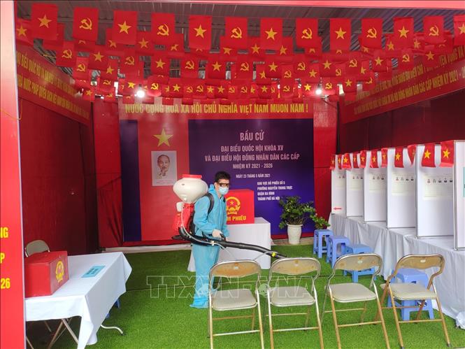 Trong ảnh: Một khu vực bỏ phiếu của quận Ba Đình (Hà Nội) được phun khử khuẩn, đảm bảo an toàn phòng, chống dịch COVID-19. Ảnh TTXVN phát