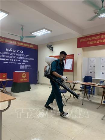 Trong ảnh: Một khu vực bỏ phiếu của quận Ba Đình (Hà Nội) được phun khử khuẩn, đảm bảo an toàn phòng, chống dịch COVID-19. Ảnh TTXVN phát