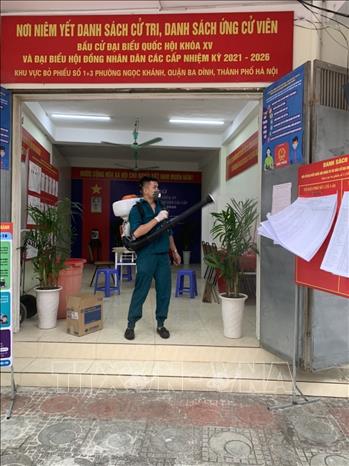 Trong ảnh: Một khu vực bỏ phiếu của quận Ba Đình (Hà Nội) được phun khử khuẩn, đảm bảo an toàn phòng, chống dịch COVID-19. Ảnh TTXVN phát