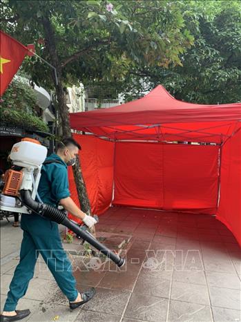 Trong ảnh: Một khu vực bỏ phiếu của quận Ba Đình (Hà Nội) được phun khử khuẩn, đảm bảo an toàn phòng, chống dịch COVID-19. Ảnh TTXVN phát