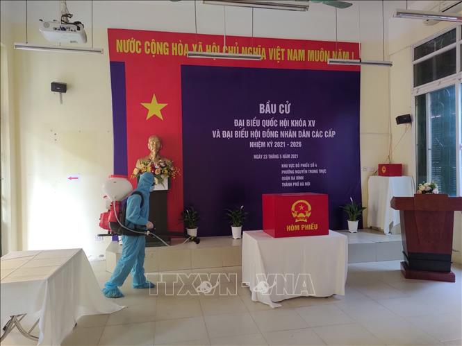 Trong ảnh: Một khu vực bỏ phiếu của quận Ba Đình (Hà Nội) được phun khử khuẩn, đảm bảo an toàn phòng, chống dịch COVID-19. Ảnh TTXVN phát