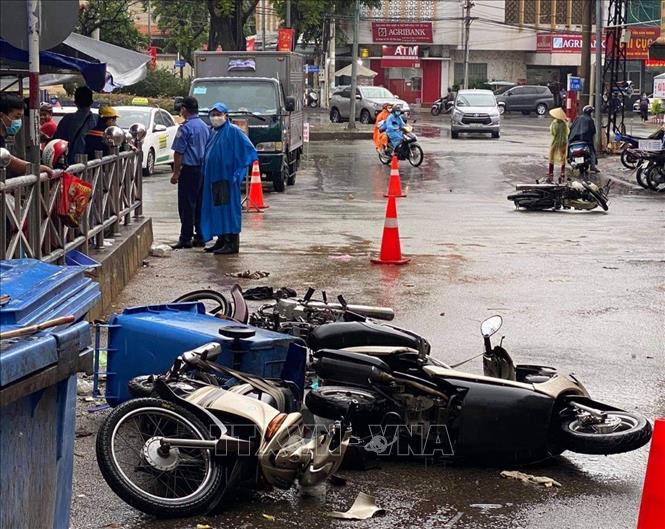 Hiện trường vụ tai nạn xe ô tô mất lái đâm 4 xe máy ở thành phố Thủ Dầu Một.Ảnh: TTXVN phát