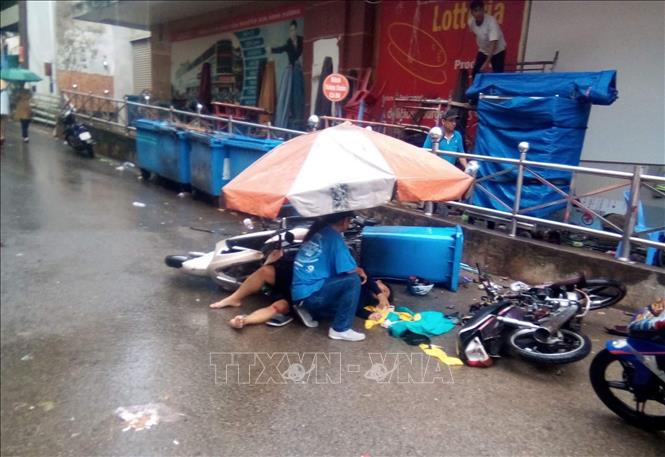 Hiện trường vụ tai nạn xe ô tô mất lái đâm 4 xe máy ở thành phố Thủ Dầu Một. Ảnh: TTXVN phát