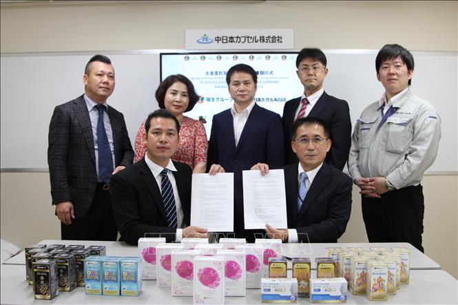 Lễ ký kết hợp đồng giữa Yo Group và Nakanihon Capsule ở Gifu. Ảnh: Đào Thanh Tùng/Phóng viên TTXVN tại Nhật Bản