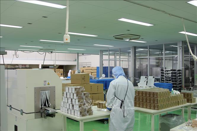 Đóng gói sản phẩm tại một nhà máy của công ty Nakanihon Capsule ở Gifu. Ảnh: Đào Thanh Tùng- Phóng viên TTXVN tại Nhật Bản