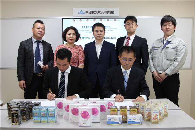 Ông Toshinori Yamanaka, Chủ tịch Nakanihon Capsule (phải) và ông Hoàng Đình Giang, Chủ tịch Yo Group (trái), ký kết hợp đồng. Ảnh: Đào Thanh Tùng- Phóng viên TTXVN tại Nhật Bản