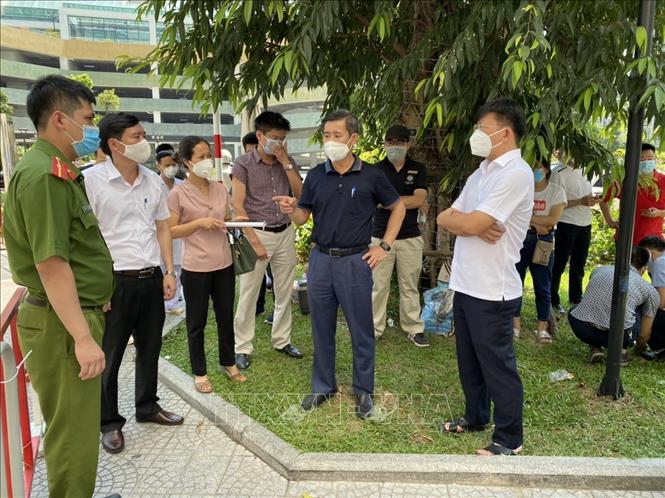  Trong ảnh: Lãnh đạo UBND huyện Gia Lâm (Hà Nội) chỉ đạo các biện pháp phòng, chống dịch COVID-19 tại khu vực bị phong tỏa. Ảnh: Minh Nghĩa - TTXVN