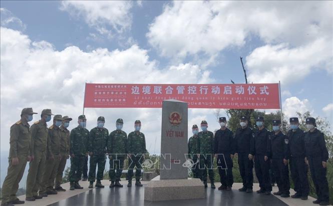 Lực lượng bảo vệ biên giới ba bên Việt Nam - Trung Quốc - Lào gặp gỡ trên thực địa tại mốc số 0 khu vực Ngã ba biên giới. Ảnh: TTXVN phát