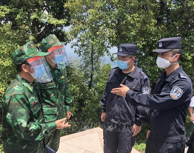 Đồn Biên phòng A Pa Chải (Bộ đội Biên phòng tỉnh Điện Biên, Việt Nam) trao đổi về công tác quản lý, bảo vệ biên giới với Đại đội quản lý biên giới Giang Thành (tỉnh Vân Nam, Trung Quốc). Ảnh: TTXVN phát