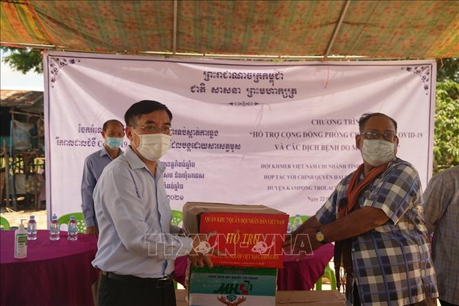 Công sứ sứ quán Việt Nam tại Campuchia Lại Xuân Chiến (trái) trao tặng vật tư y tế chống dịch cho đại diện chính quyền hai xã Saeb và Ta Ches, huyện Kampong Trolach. Ảnh: Trần Long - PV TTXVN tại Campuchia