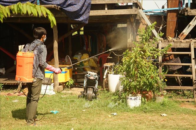 Nhân viên y tế 2 xã Saeb và Ta Ches cùng cán bộ Hội Khmer-Việt Nam tổ chức phun thuốc diệt muỗi trong các xóm dân cư khu vực. Ảnh: Trần Long - PV TTXVN tại Campuchia