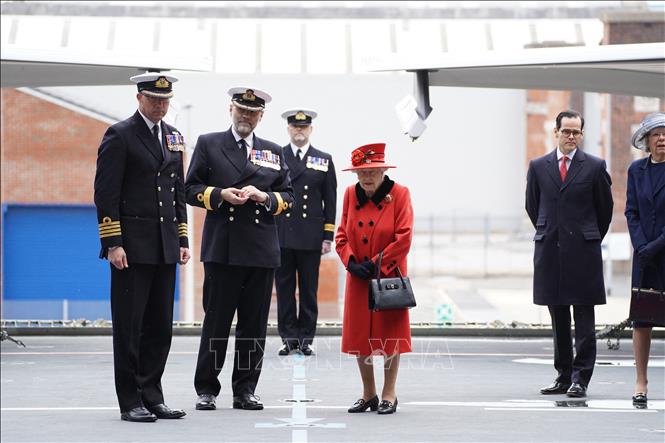 Trong ảnh: Nữ hoàng Anh Elizabeth II thăm tàu sân bay  HMS Queen Elizabeth tại cảng Portsmouth, Anh, ngày 22/5/2021. Ảnh: AFP/TTXVN